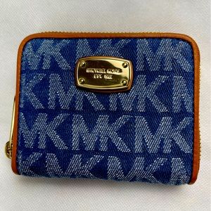 𝐌𝐢𝐜𝐡𝐚𝐞𝐥 𝐊𝐨𝐫𝐬 𝐃𝐞𝐧𝐢𝐦 𝐖𝐚𝐥𝐥𝐞𝐭